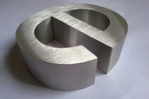 Fiber laser cutting carbon steel sheet