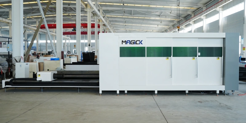 Máquina de corte por láser de fibra MK-CT para chapas y tubos, con las puertas de la cabina de corte cerradas